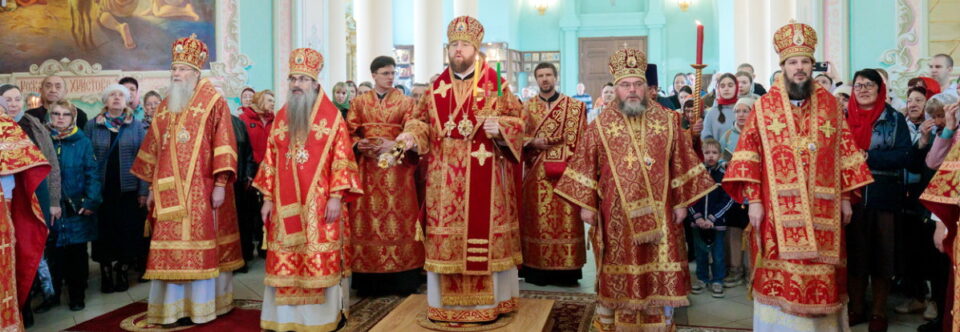 Соборное архиерейское богослужение ко Дню возрождения Свято-Троицкого кафедрального собора Вольска